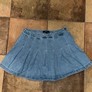 Forever 21 Pleated Denim Skirt. Size Medium.